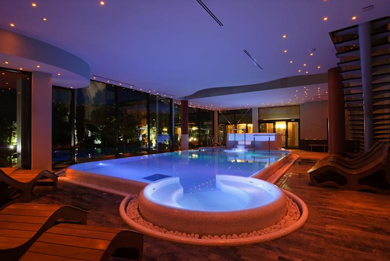 piscina-illuminata-hotel-villa-nicolli-riva-del-garda